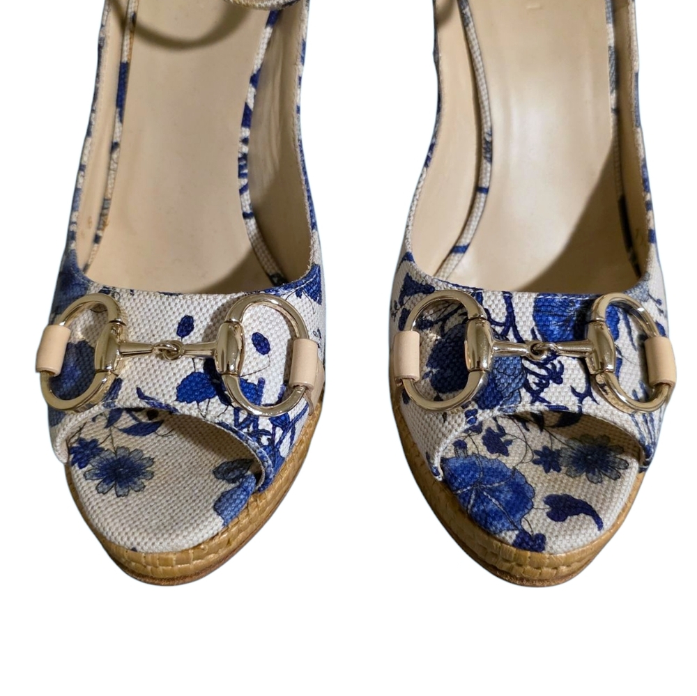 Gucci Canvas Horsebit Ankle Strap Wedge Sandals in Blue/White Floral Size 7.5 - Picture 2 of 9